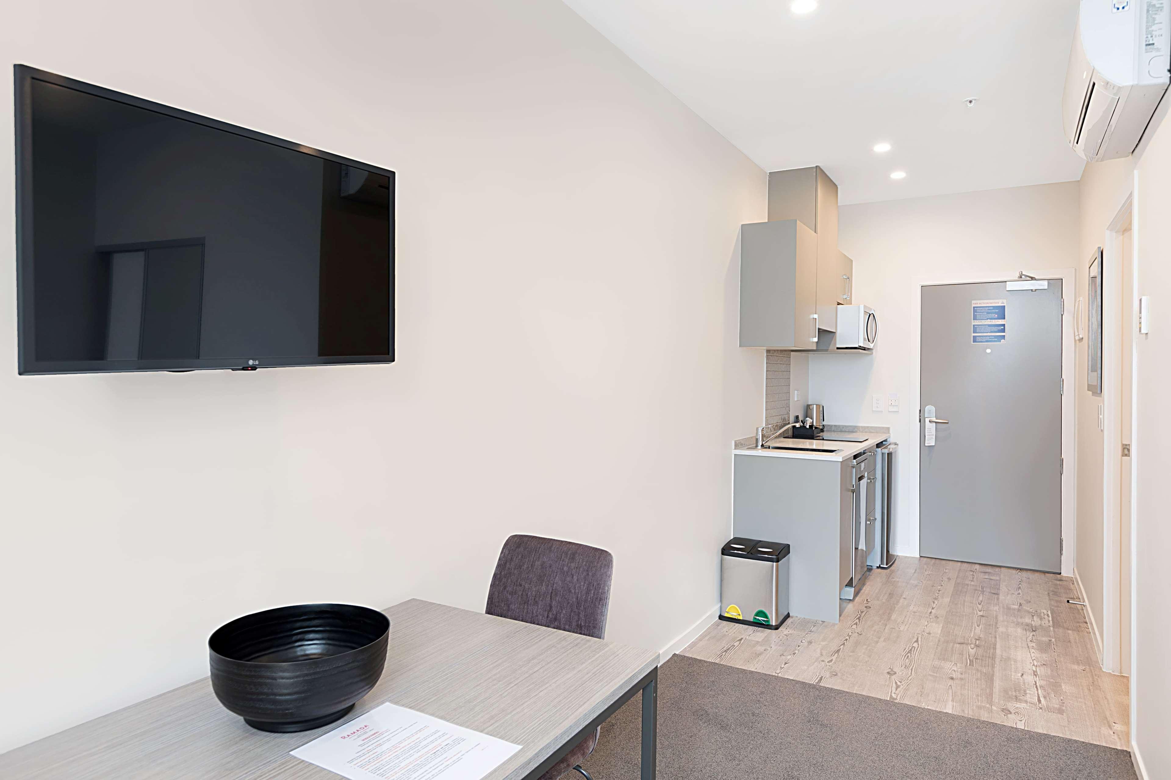 Ramada Suites By Wyndham Victoria Street West Auckland Esterno foto