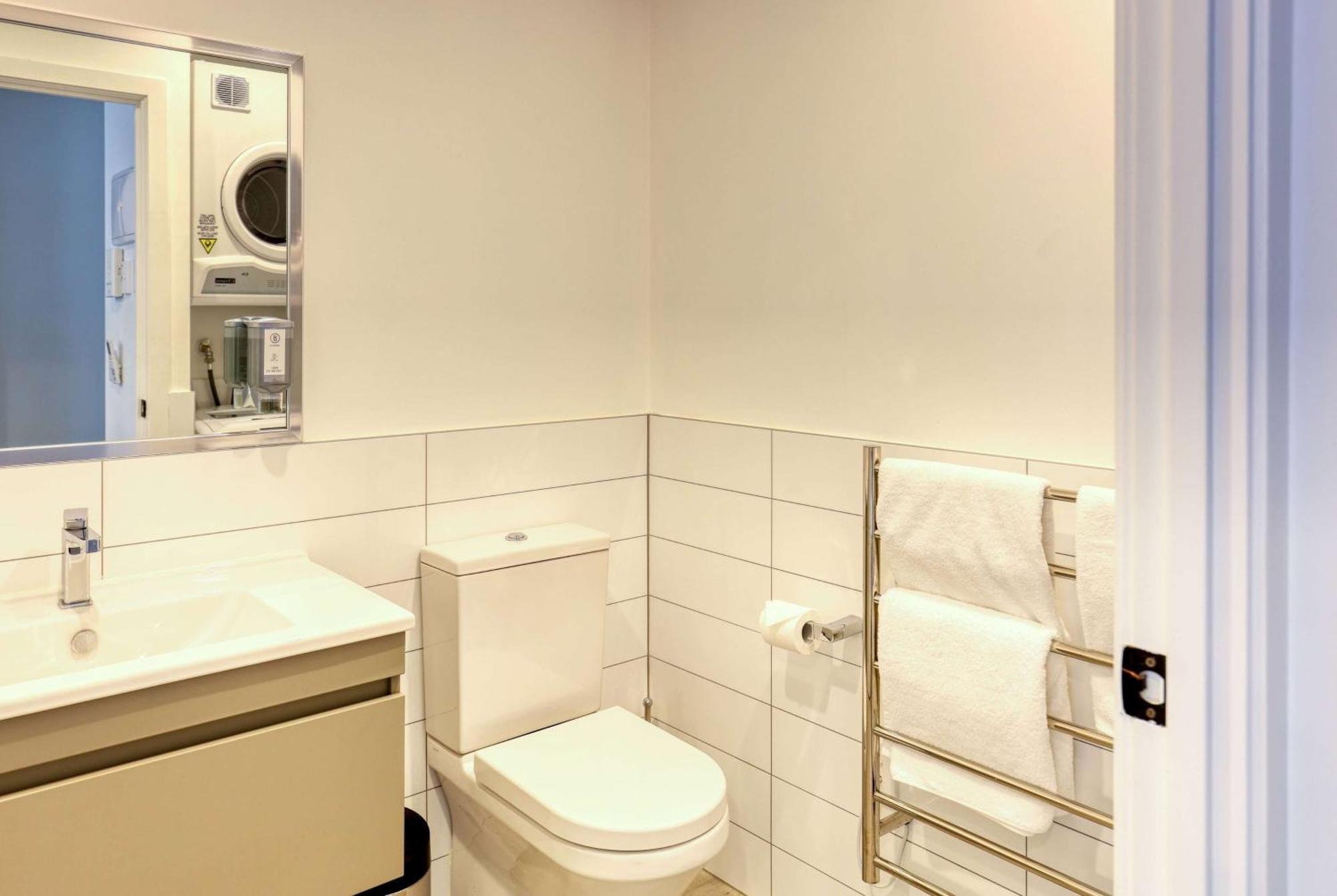 Ramada Suites By Wyndham Victoria Street West Auckland Esterno foto