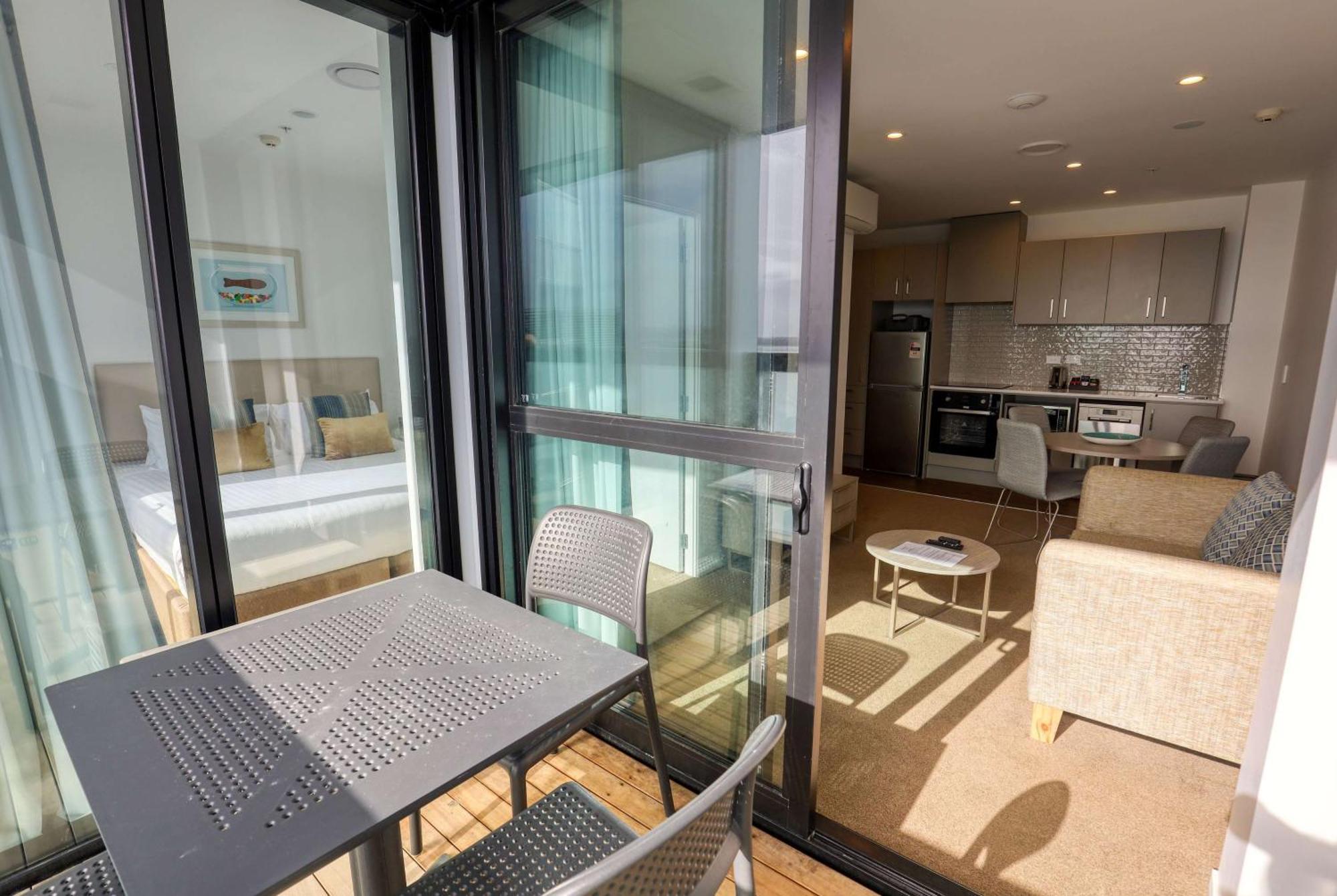 Ramada Suites By Wyndham Victoria Street West Auckland Esterno foto