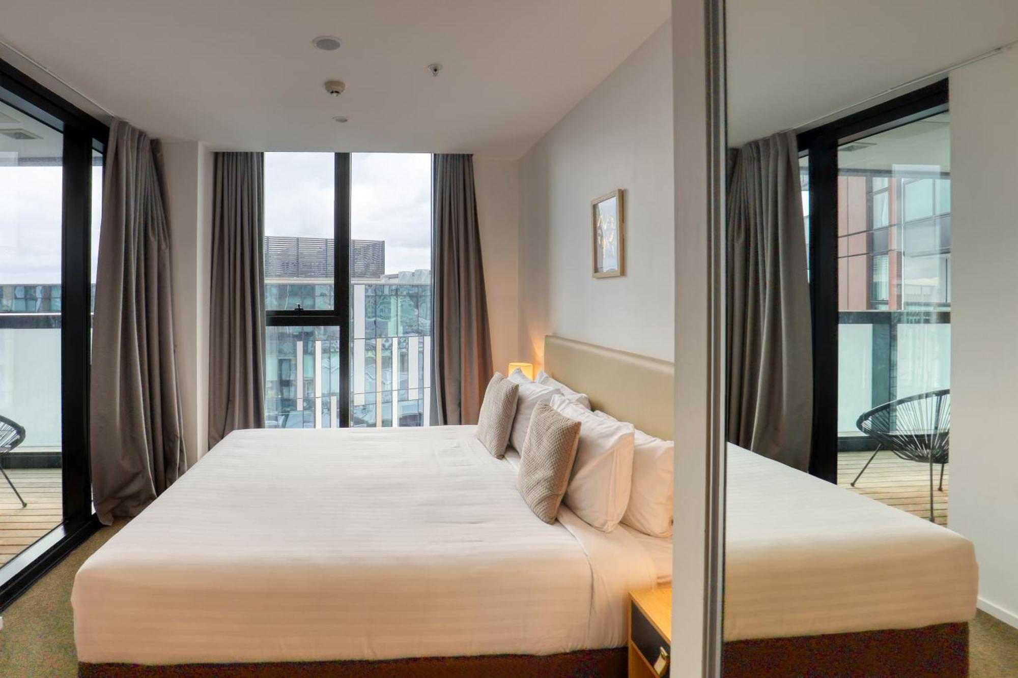 Ramada Suites By Wyndham Victoria Street West Auckland Esterno foto