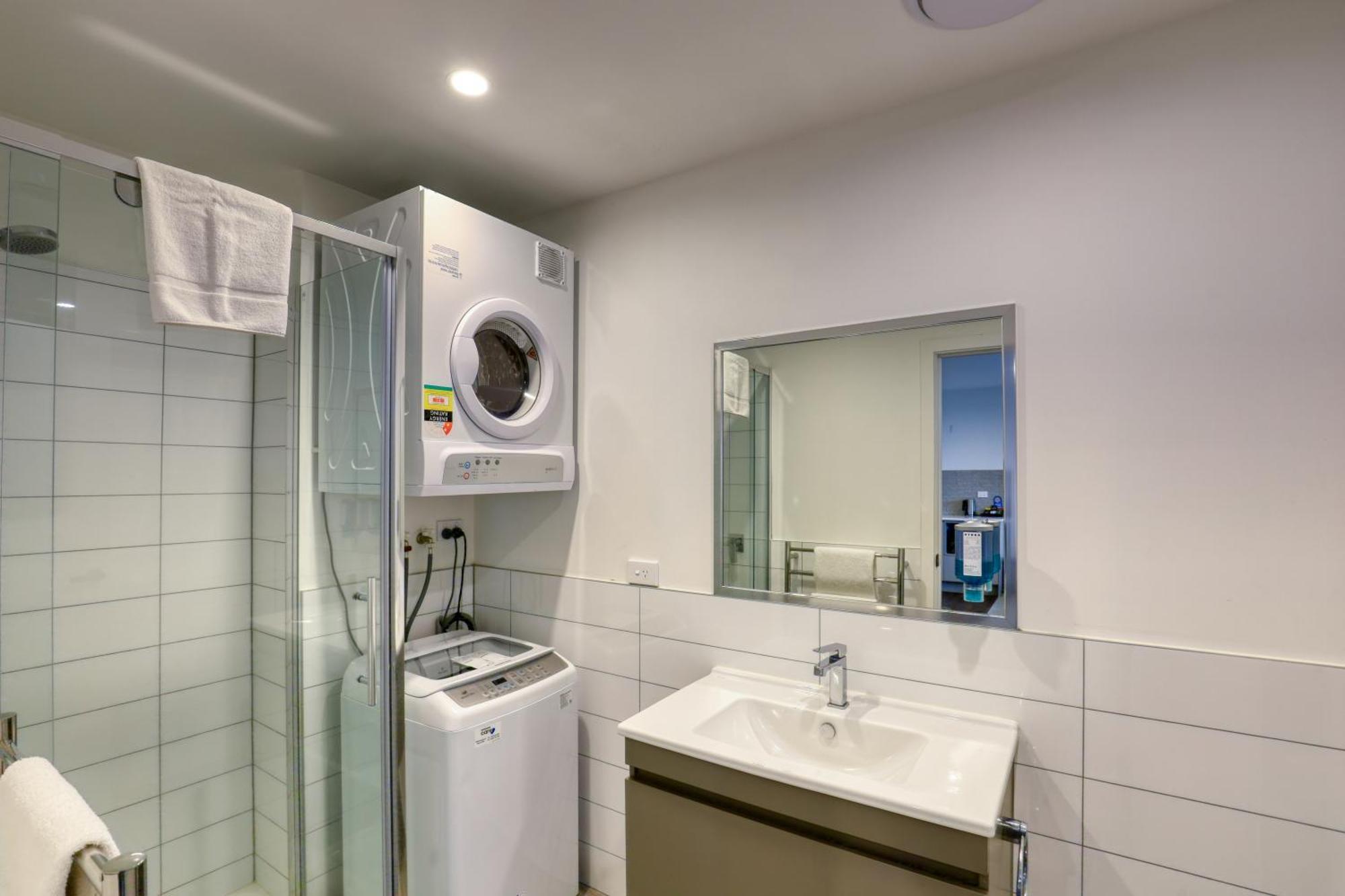Ramada Suites By Wyndham Victoria Street West Auckland Esterno foto